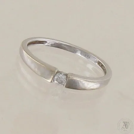 Timanttisormus 1xn.0.09ct, runko hieman vääntynyt, koko 17¼, 585 valkokulta, paino 2,0g