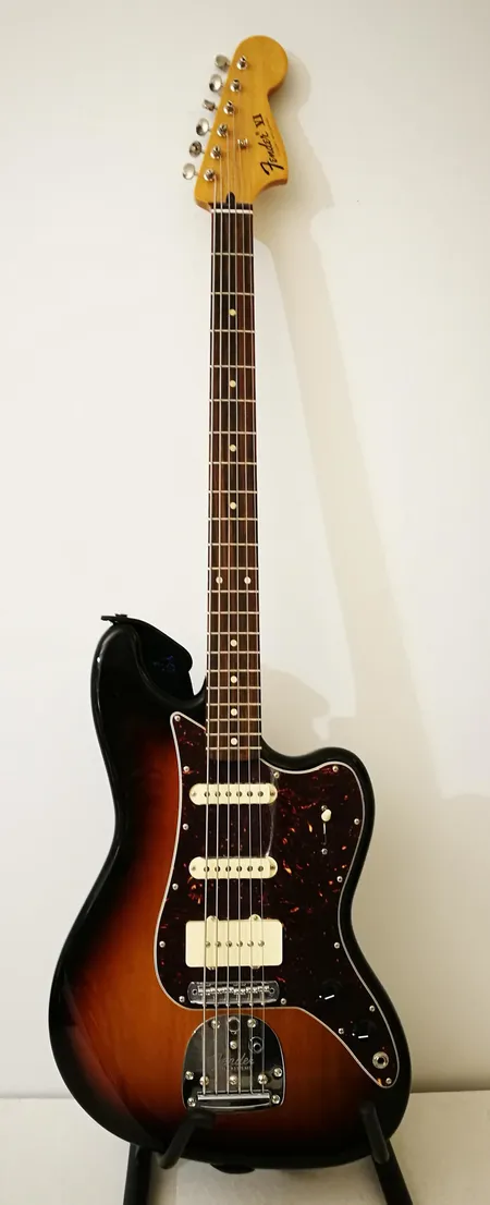 Sähköbaritonikitara Fender Pawn Shop VI, 3 tone sunburst, made in Mexico, sarjanumero MX 13432872, 30" skaala, ruusupuuotelauta, radius 9,5", mikrofonit 1 x JZHB Humbucking, 1 x Special Design Hot Jaguar 1 x Special Design Hot Single-Coil Jaguar, tremolokampi, kolme kitarahihnaa, paperit, pehmeä laukku Ota yhteys panttilainaamoon kuljetusmaksusta sopimiseksi.