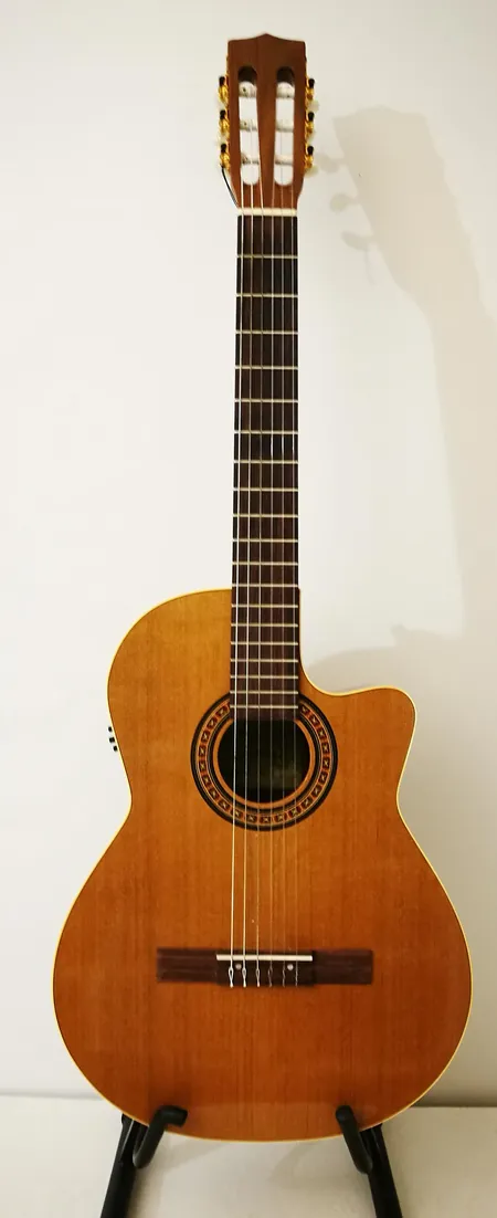 Elektroakustinen nailonkielinen kitara Godin La Patrie Concert CW, made in Canada, Godin Quantum elekroniikka, seetrikansi, sivut ja pohja mahonkia, kolme kielisettiä, hihna, kova lukittava laukku  Ota yhteys panttilainaamoon kuljetusmaksusta sopimiseksi.