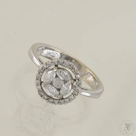 Timanttisormus 22xn.0.005ct 1xn.0.05ct 4xn.0.05ct (marquise-hiontaisia), koko 15¼, 750 valkokulta, paino 2,8g