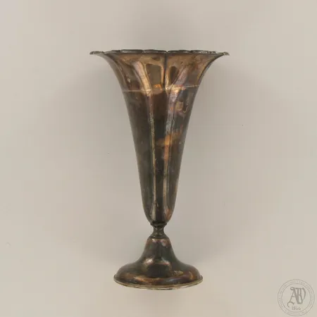 Hopeamaljakko, kaiverrettu, korkeus 130mm, 813, paino 74,8g
