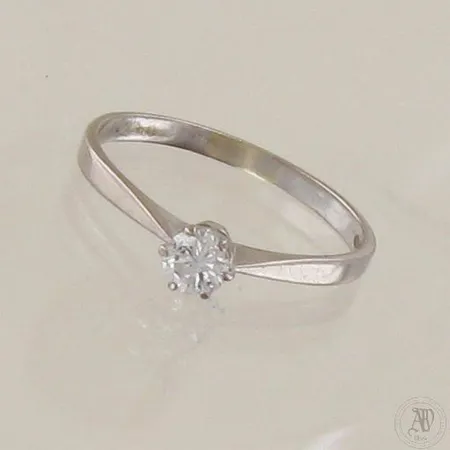 Timanttisormus 1xn.0.32ct, koko 17½, runko hieman vääntynyt, 750 valkokulta, paino 1,9g