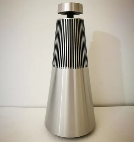 Langaton aktiivikaiutin, Bang & Olufsen BeoSound 2, laatikko, virtajohto ja ostokuitti 6.6.2017. Ota yhteys panttilainaamoon kuljetusmaksusta sopimiseksi.