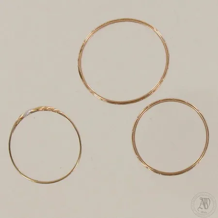 Kolme viallista sormusta, yhdessä timantti 1xn.0.005ct, 585, paino 4,3g