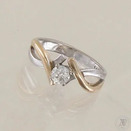 Timanttisormus 1xn.0.30ct, timantin reunuksessa hyvin pieniä kolhuja, koko 16¾, 585 kelta- ja valkokulta, paino 3,8g