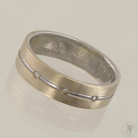 Timanttisormus 3xn.0.01ct, koko 17½ (kokoa pienennetty liimatäytteellä), 750br valkokulta, paino 6,6g