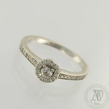Timanttisormus 1xn.0.13ct ja 27xn.0.005ct, koko 17½, rasia ja todistus, 585 valkokulta, paino 2,9g 
