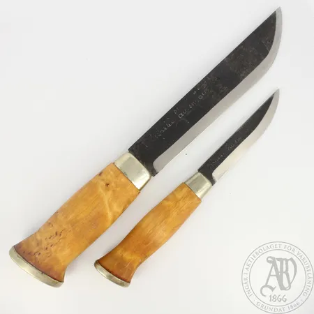 Kaksiosainen puukko nahkatupessa, Iisakki Järvenpää Oy, Made in Finland, nahkatuppi K. Rämäkkö. Lähetetään postipakettina.