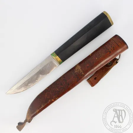 Puukko, Design Tapio Wirkkala, ruostumatonta terästä, nailonia ja messinkiä, nahkatuppi