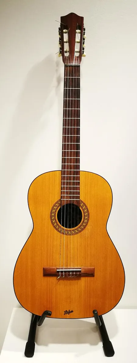 Akustinen kitara, Höfner, Anno 1976, made in Germany, pehmeä kantolaukku. Ota yhteys panttilainaamoon kuljetusmaksusta sopimiseksi.