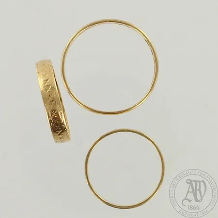3 kuvioitua sormusta, kaiverrettuja, koot 18-21¾, 750, paino 9,3g 