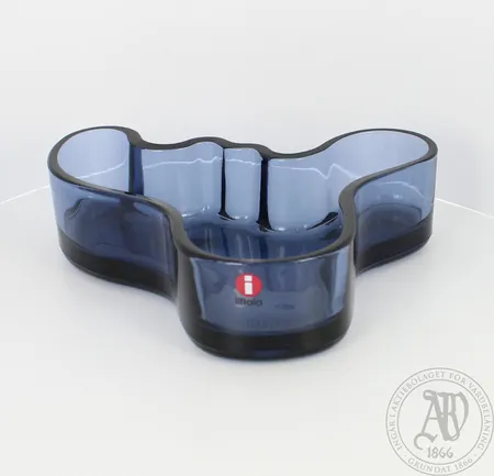 Aalto-maljakko Iittala, design Alvar Aalto, mitat 35x100x140mm, tummansininen. Lähetetään postipakettina.