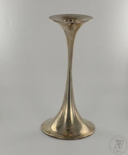 Kynttilänjalka Trumpetti, design Tapio Wirkkala, käytön jälkiä ja vino, korkeus 185mm, 830br, paino 229,6g 
