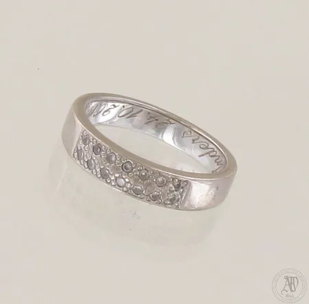 Timanttisormus 14xn.0.005ct, kaiverrettu, koko 15½, 750 valkokulta, paino 3,6g