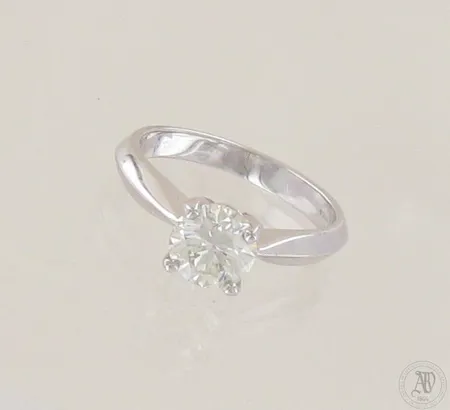 Timanttisormus 1xn.1.34ct, timantin reunuksessa hyvin pieni lohkeama, koko 17¼, 750 valkokulta, paino 4,4g