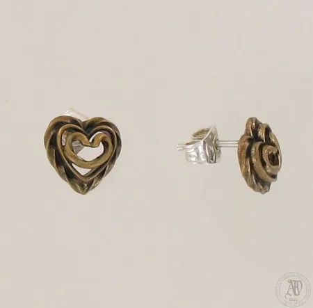 Rintakoru Kalevala Koru, Talon sydän, korkeus 10mm, tapit ja taustat 925, pronssi