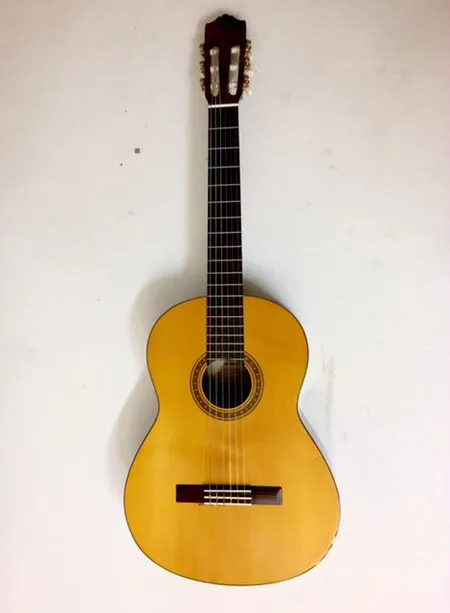 Akustinen nailonkielinen kitara Yamaha CG-101, pehmeä laukku
