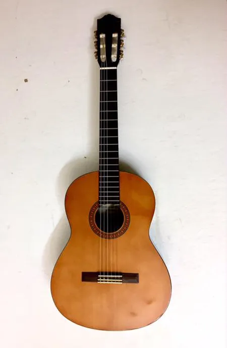 Akustinen nailonkielinen kitara Yamaha CS-40, pehmeä laukku