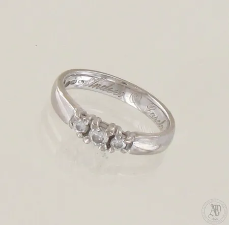 Timanttisormus 1xn.0.05 2xn.0.03ct, kaiverrettu, koko 15½, 750 valkokulta, paino 3,6g