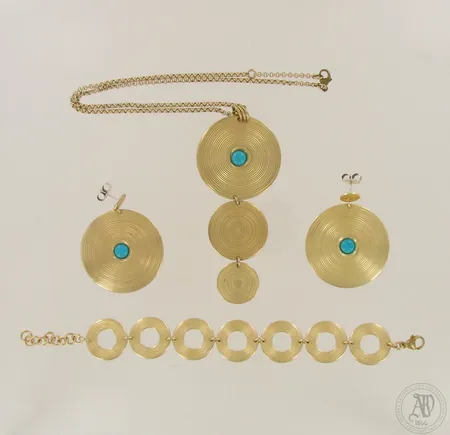 Korusetti Kosmos, Kalevala Koru, design Antonio Mazzamauro, riipuksen korkeus 100mm, ketjun pituus 42,5-46cm, ranneketjun pituus 205mm, korvakorujen korkeus 54mm, korvakorujen kiinnitys ja taustat 925, korukivi turkoosi, pronssia, todistus, hoito-ohje