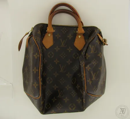 Käsilaukku Louis Vuitton M41528 Speedy 25, pieni viilto alareunassa, jonka pituus 12mm, kuitti 5/2010 Louis Vuitton Magasin Helsinki, suojapussi