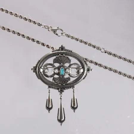 Rintaneula riipuslenkillä, Kalevala Koru, Muisto, korkeus 60mm, cordell-kaulaketju pituus 44cm, 20,3g 925br