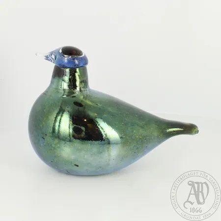 Lasilintu Iittala, signeeraus Oiva Toikka Nuutajärvi, mitat 75mm x 106mm.  Ota yhteys panttilainaamoon kuljetusmaksusta sopimiseksi.