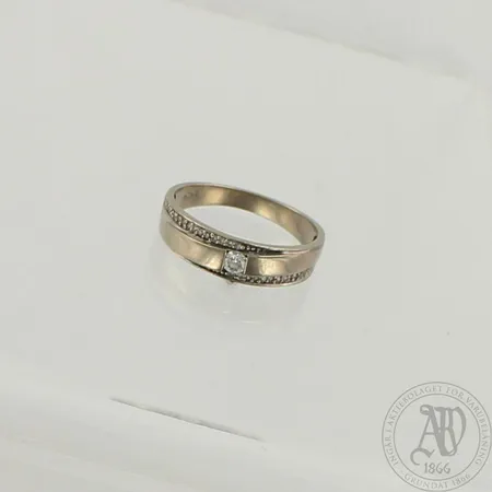 Timanttisormus 1xn.0.07ct ja 20xn0.005ct, koko 16½, 585 valkokulta, paino 2,4g