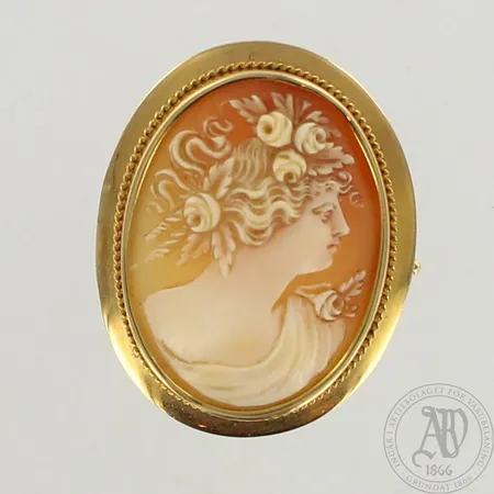 Cameerintaneula vuodelta 1928, kaiverrettu, korkeus 41mm, 750br, paino 10,8g 