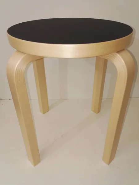 Aalto jakkara E60, 2017, musta linoleum, Ø 35cm, korkeus 44cm, pari peintä painaumaa. Ota yhteys panttilainaamoon kuljetusmaksusta sopimiseksi.