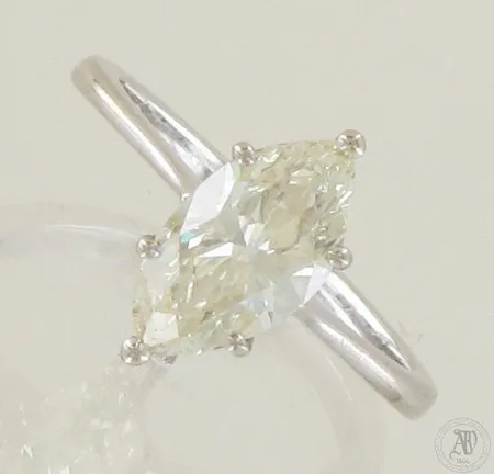 Timanttisormus 1xn.1.25ct markiisihionta, hyvin pieni lohkeama reunuksessa, koko 16, 750 valkokulta, paino 2,7g 