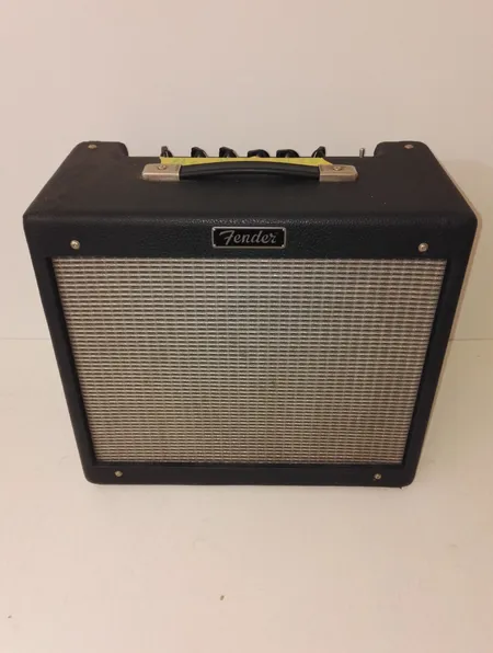 Kitaraputkicombovahvistin Fender Blues Junior, käytön jälkiä, teho 15W, controls: Gain, Treble, Middle, Bass, Master Volume, Reverb, etuasteen putket 12AX7A x 3, pääteasteen putket EL84 x 2, kaiutin 12" Fender Special Design, sarjanumero B-069313, made in USA, muuntaja eurosähkölle 220-240V. Nouto ainoastaan konttorista.