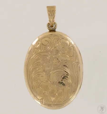 Medaljonki, kaiverrettu, korkeus 50mm, 585, paino 7,9g 