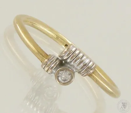 Timanttisormus 1xn.04ct, koko 16½, 750 kelta- ja valkokulta, paino 2,1g 