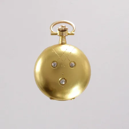 Kultainen kaulakello ja ketju, etukannessa 3xn0.03ct timanttia ja takakannessa monogrammi, Ø 26mm, ketjun pituus 53cm, 585br paino 19,7g 