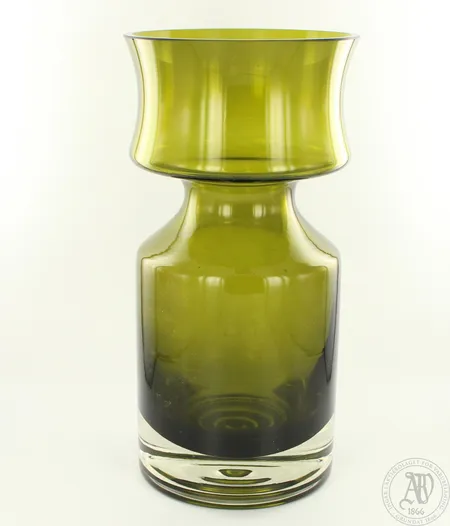 Lasimaljakko Riihimäen lasi, Ruusu, Design Tamara Aladin,  Vuosi 1973, korkeus 195mm Lähetetään postipakettina.