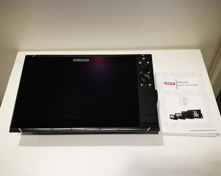 Kaikuplotteri Simrad NSS12 evo 3 combo, 12 tuuman näyttö, karttaplotteri kosketusnäytöllä, GoFree WiFi, sisäänrakennettu laajakaista ja ForwardScan, Structurescan luotain sisäisellä GPS antennilla, jalusta ja virtajohto, ostokuitti 6/2018. Lähetetään postipakettina. (tekstiä muutettu 14.2.2019)
