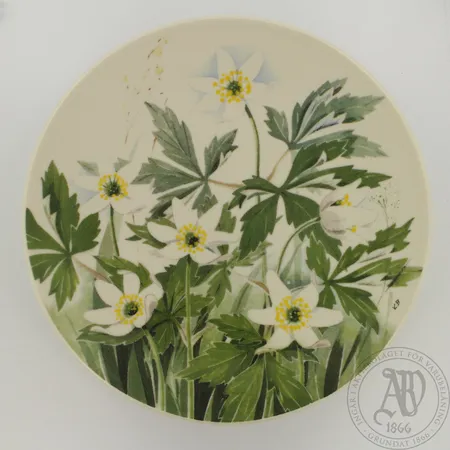 Arabia Maakuntakukka seinälautanen, Valkovuokko, Ø 20cm, suunnittelija Kirsti Brandt. Lähetetään postipakettina.