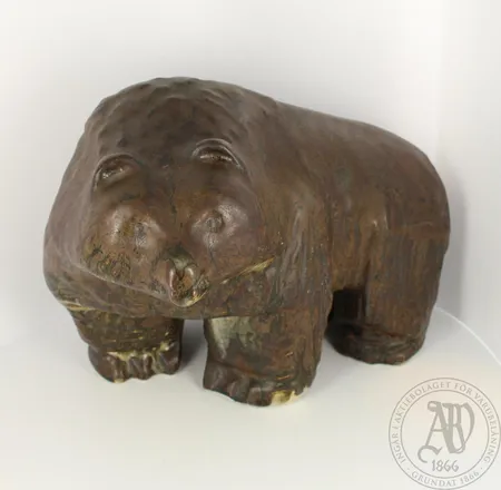 Figuriini Karhu, Arabia, Taisto Kaasinen, korkeus 200mm ja leveys 250mm, signeerattu T Kaasinen Arabia Finland. Nouto ainoastaan myymälästä