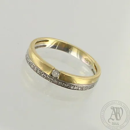 Timanttisormus 1xn.0.03ct ja 22xn.0.005ct, koko 17¼, 585 kelta- ja valkokulta, paino 2,5g 