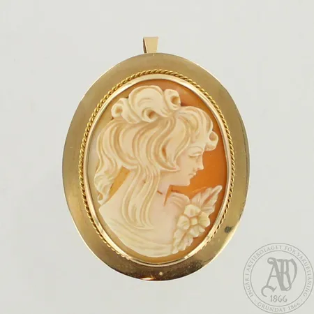 Camee-rintakoru riipuslenkillä, kaiverrettu, korkeus 45mm, 585br, paino 10,1g 