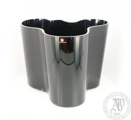 Aalto-maljakko Iittala, design Alvar Aalto, korkeus 160mm, laserkaiverrus Alvar Aalto, tummansininen, käytön jälkiä Lähetetään postipakettina.