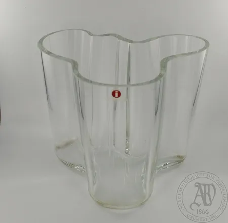 Aalto-maljakko, design Alvar Aalto, signeerattu, korkeus 120mm, käytön jälkiä ja pieniä säröjä, kirkas Lähetetään postipakettina.