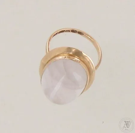 Kivisormus, kiven istutus hieman löystynyt, koko 17½, kiven mitat 15x24mm, vuodelta 1961, 585br, paino 7,4g