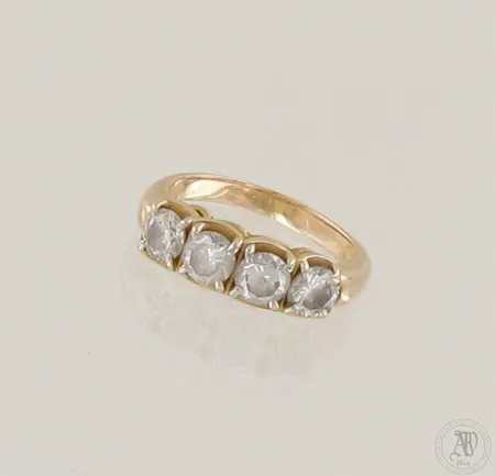 Timanttisormus 4xn.0.22ct, yhden timantin taulussa pieni lohkeama, koko 15, 585 kelta- ja valkokulta, paino 3,4g