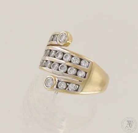 Timanttisormus 2xn.0.06ct 18xn.0.04ct, koko 15½, 750 kelta-ja valkokulta, paino 4,0g