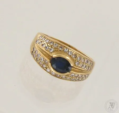 Kivisormus timanteilla 48xn.0.01ct, kivessä kaksi lohkeamaa, koko 17¾, 750br, paino 5,5g