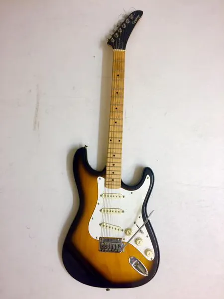 Sähkökitara Epiphone by Gibson, handcrefted in Korea, tremolokampi, kova laukku Ota yhteys panttilainaamoon kuljetusmaksusta sopimiseksi.