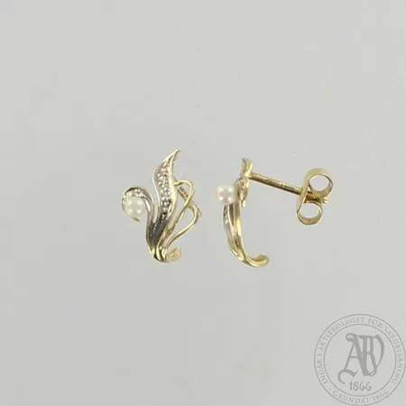 Helmikorvakorut timanteilla 4xn.0.005ct, korkeus 8mm, 585br, paino 1,4g
