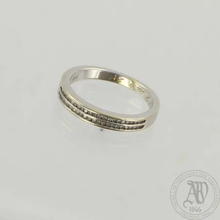Timanttisormus 48xn.0.005ct, kaiverrettu, koko 15½, 585 valkokulta, paino 2,3g